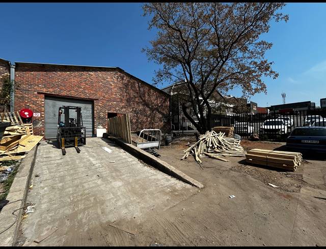 700M² WAREHOUSE TO LET IN KEW
